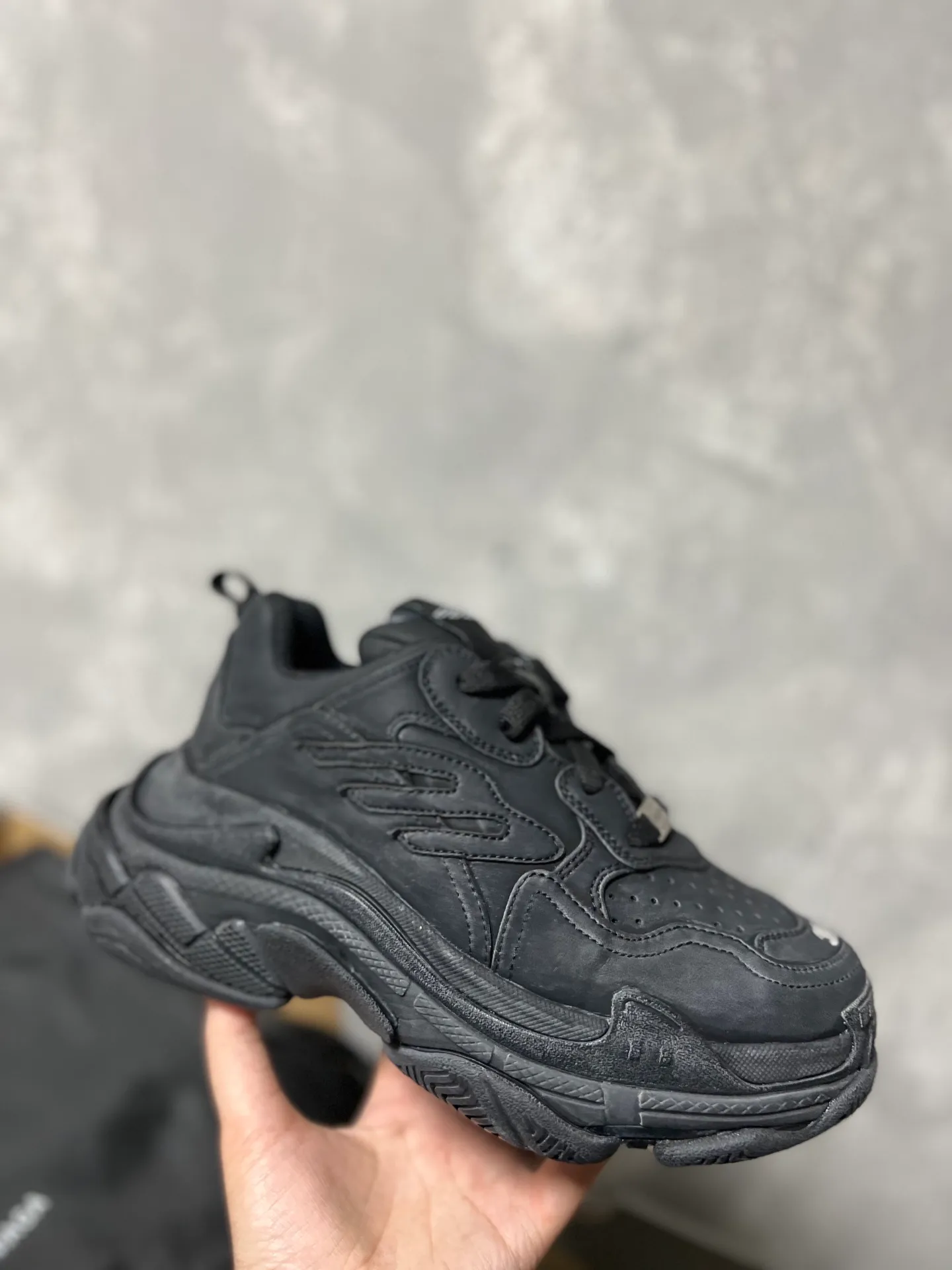 👟👟Ex-factory price 720👟👟 Balenciaga, couples model Triple S series round toe distressed. The design of this shoe comes from the classic Cargo 3B Sports lcon element, 3 but not as exaggerated as Cargo. It is really fashionable and practical! It has both a sporty feel and a street style, making it perfect for friends who like hiking! Code number: 35-45